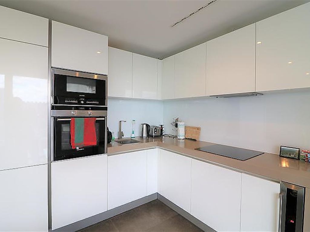 1 bed flat for sale in Book House, City Road, Islington, London EC1V, £645,000