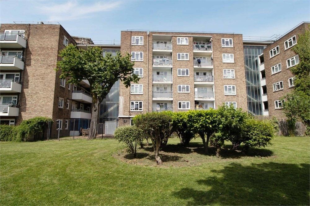 4 bed flat for sale in Regan Way, London, Hackney N1, £575,000