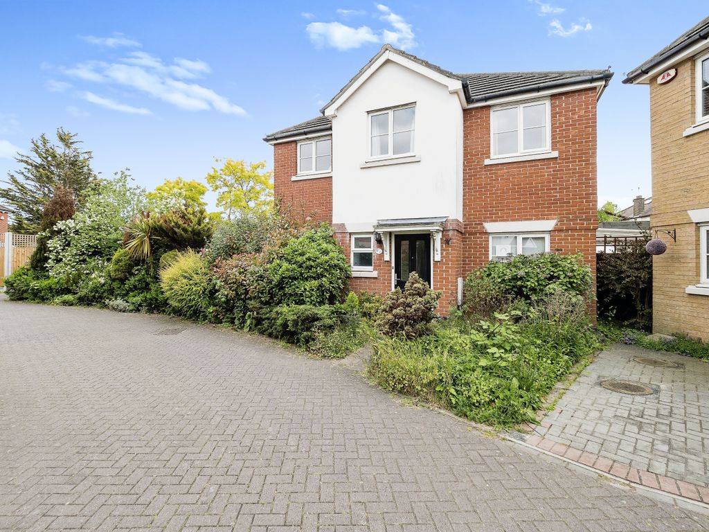 4 bed detached house for sale in Buryside Close, Aldborough Road North, Ilford IG2, £550,000