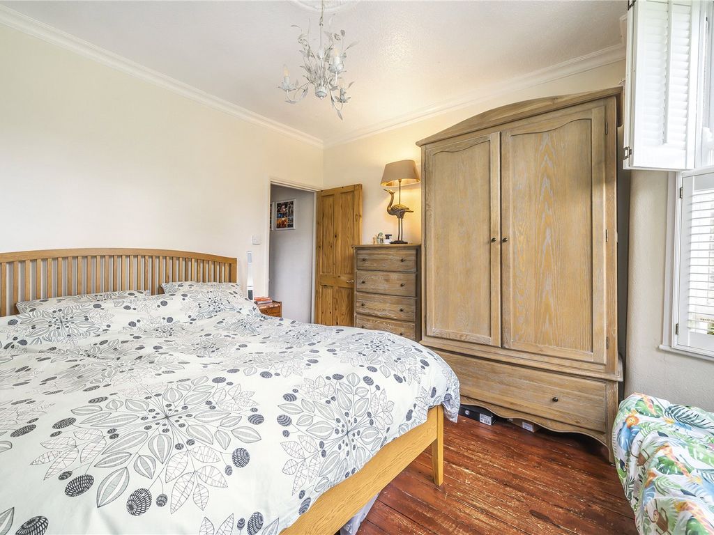2 bed flat for sale in Palmerston Crescent, Palmers Green, London N13, £375,000