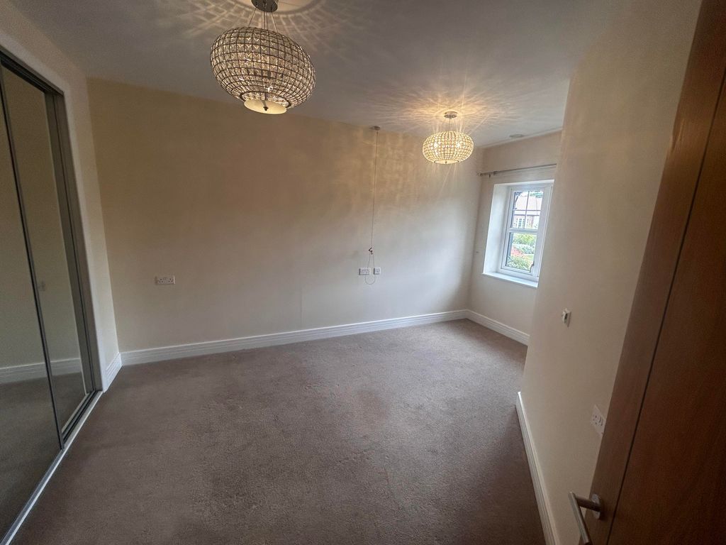 1 bed flat for sale in Four Ashes Road, Solihull B93, £235,000