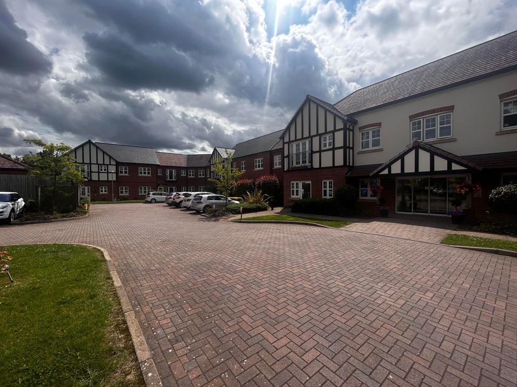 1 bed flat for sale in Four Ashes Road, Solihull B93, £235,000