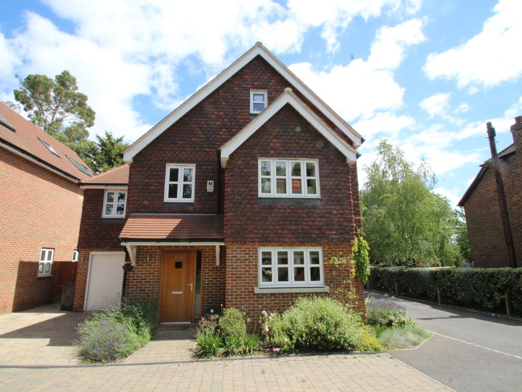4 bed detached house to rent in Blackbrook Lane, Bromley BR1, £4,100 pcm