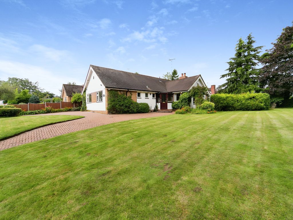 3 bed bungalow for sale in Manor Park, Great Barrow, Chester CH3, £425,000