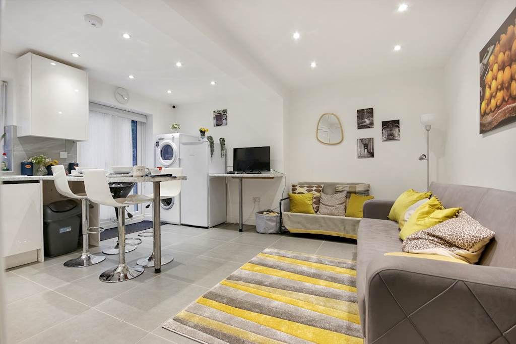 Room to rent in Cobden Road, London SE25, £950 pcm