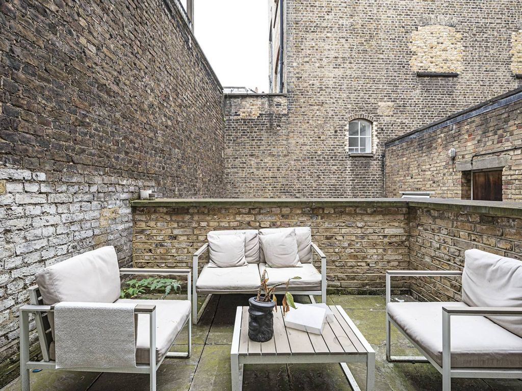 2 bed flat for sale in Charterhouse Street, Farringdon, London EC1M, £770,000