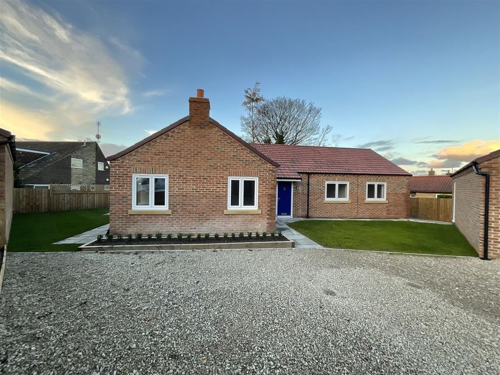 3 bed property for sale in Dale Close, Burniston, Scarborough YO13, £415,000