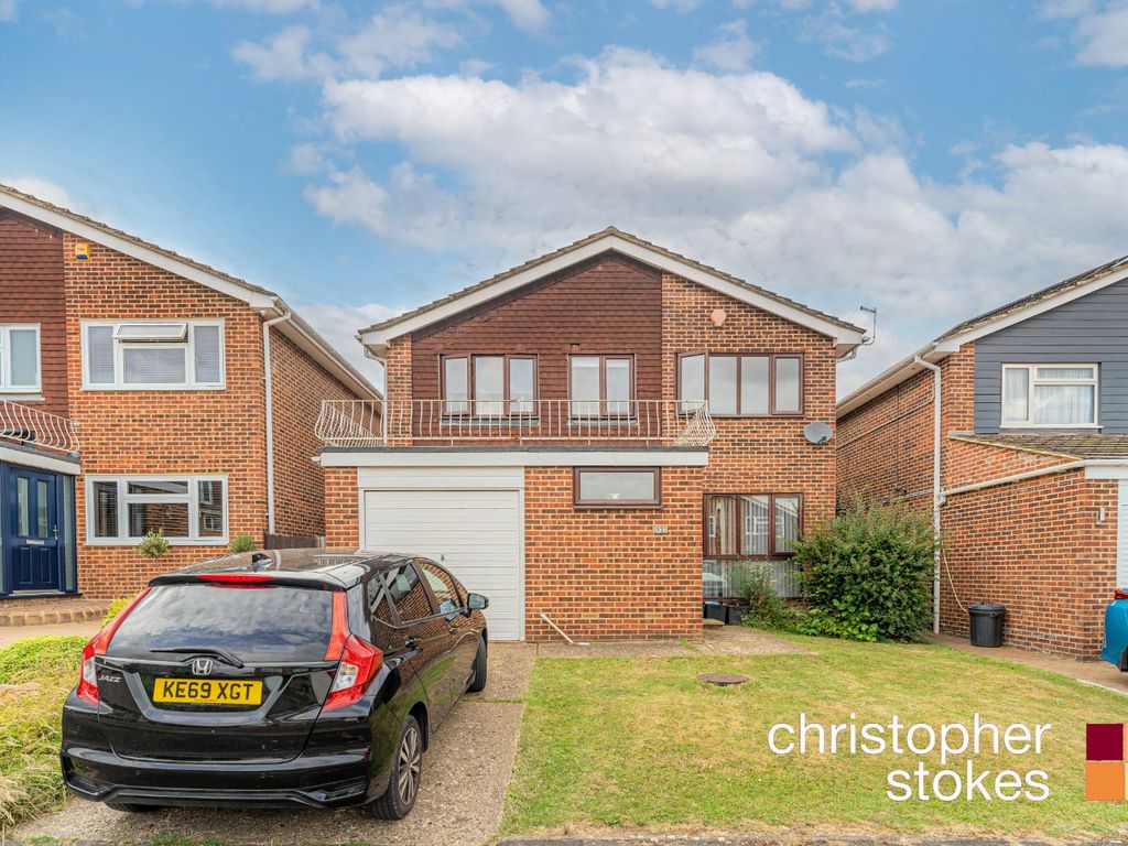 4 bed detached house for sale in Broom Close, Cheshunt EN7, £645,000