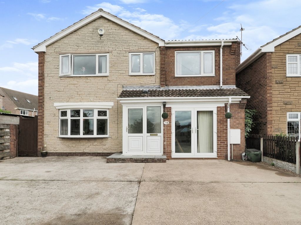 4 bed detached house for sale in South End, Thorne, Doncaster DN8, £370,000
