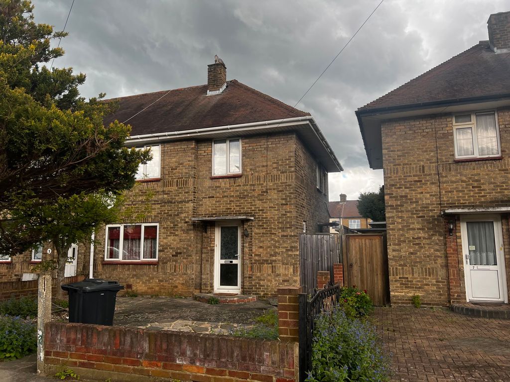3 bed semi-detached house for sale in Chiltern Road, Ilford IG2, £450,000