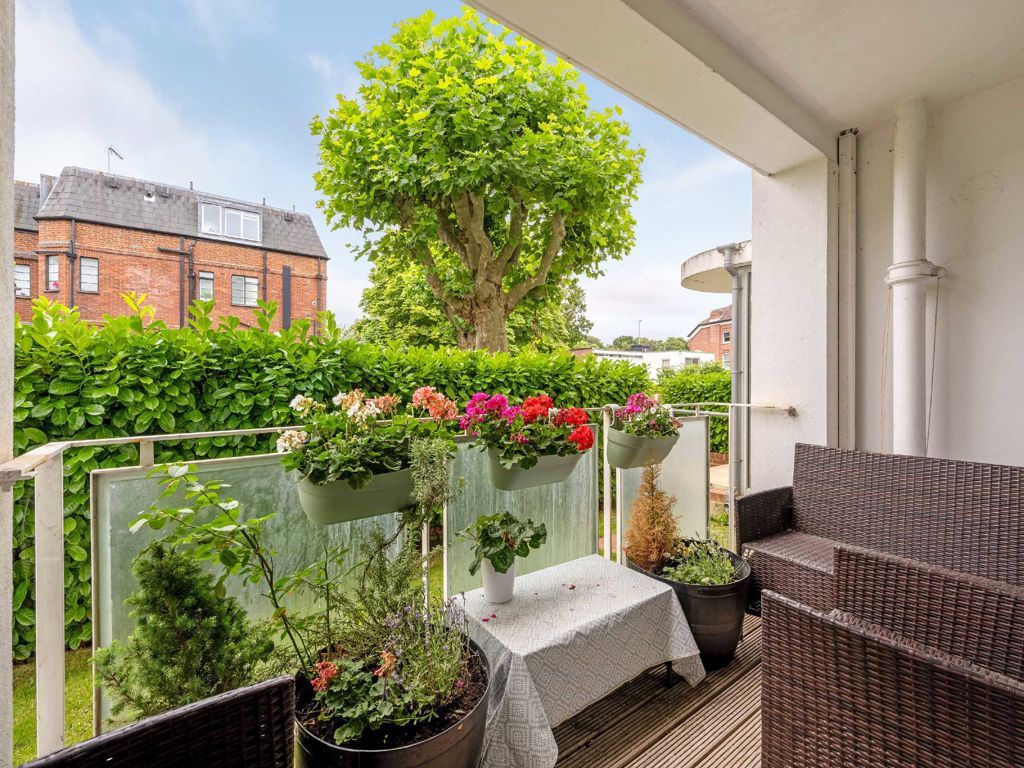 2 bed flat for sale in Stanhope Road, London N6, £525,000