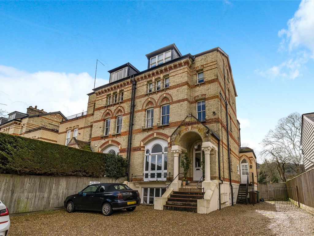 3 bed flat to rent in Fairmile, Henley-On-Thames, Oxfordshire RG9, £3,000 pcm