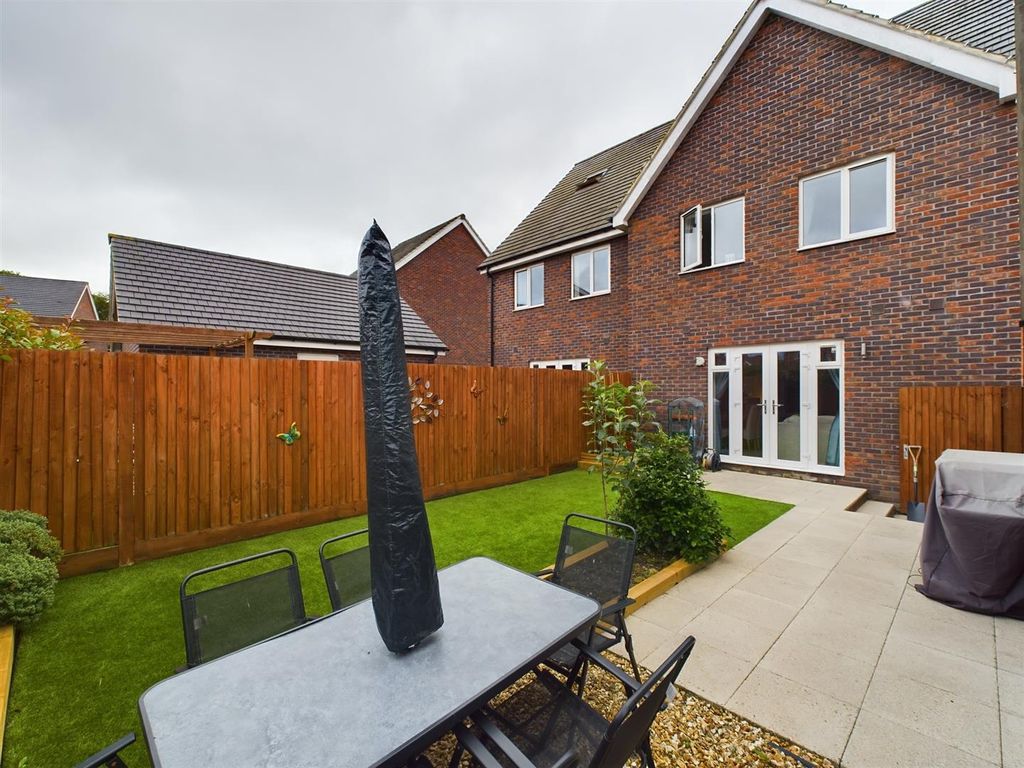 3 bed semi-detached house for sale in Foxglove Drive, Crawley RH10, £430,000