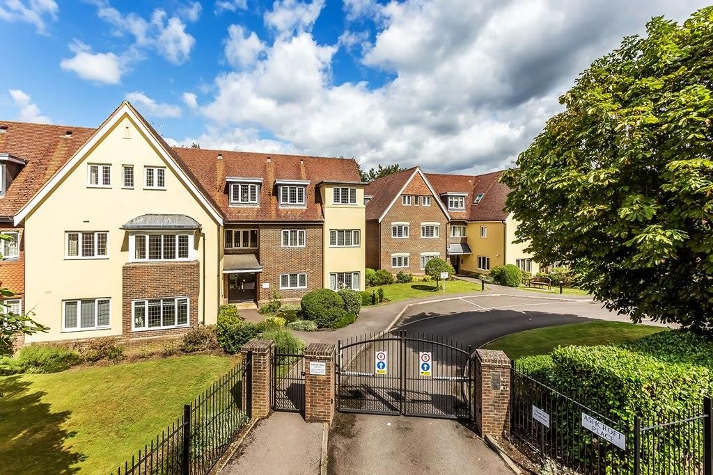 2 bed property for sale in Ashcroft Place, Leatherhead KT22, £345,000