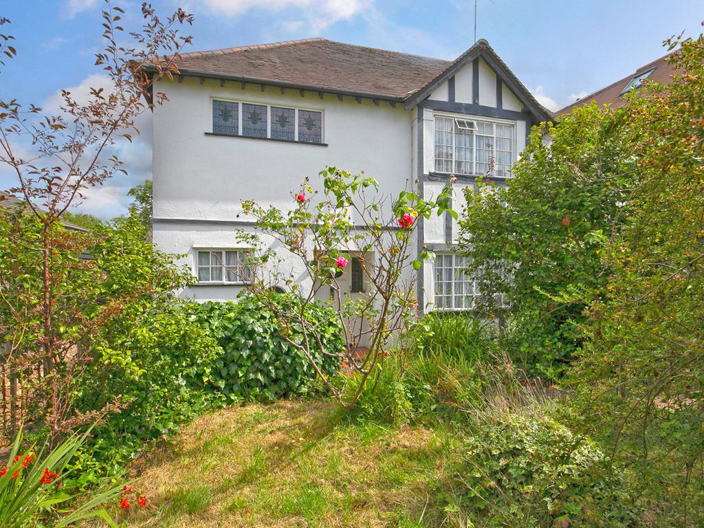 4 bed detached house for sale in The Avenue, Loughton, Essex IG10, £885,000