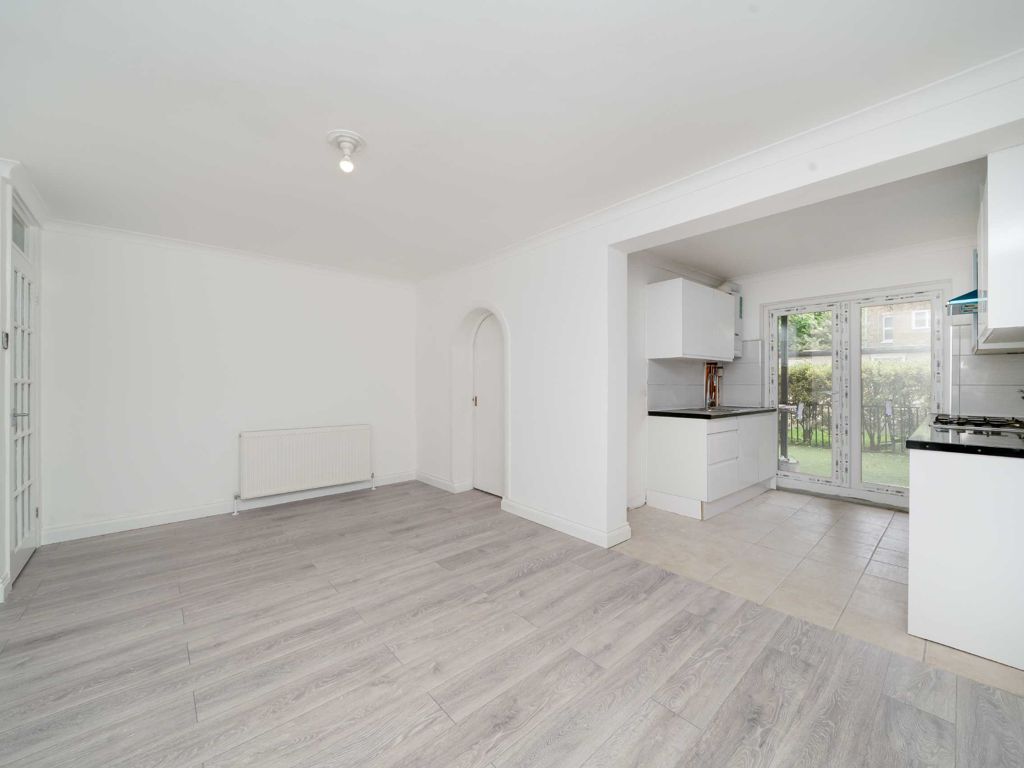 2 bed flat for sale in Gruneisen Road, London N3, £375,000