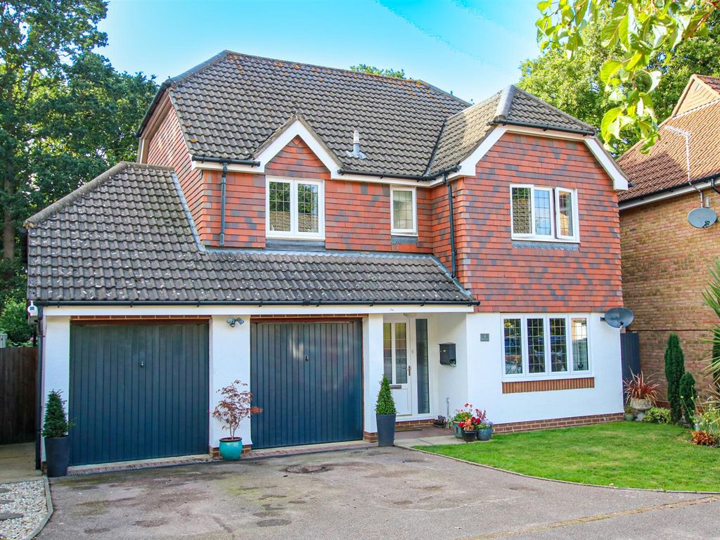 5 bed detached house for sale in Walnut Close, Taverham, Norwich NR8, £490,000