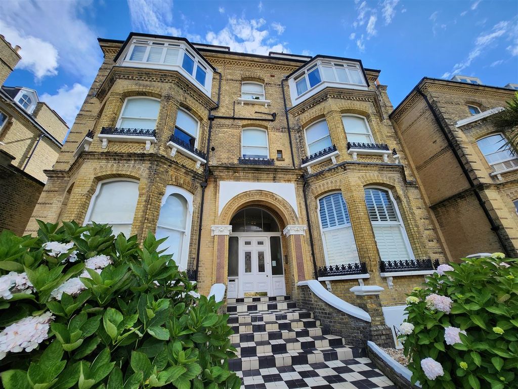 2 bed flat to rent in Second Avenue, Hove BN3, £2,500 pcm