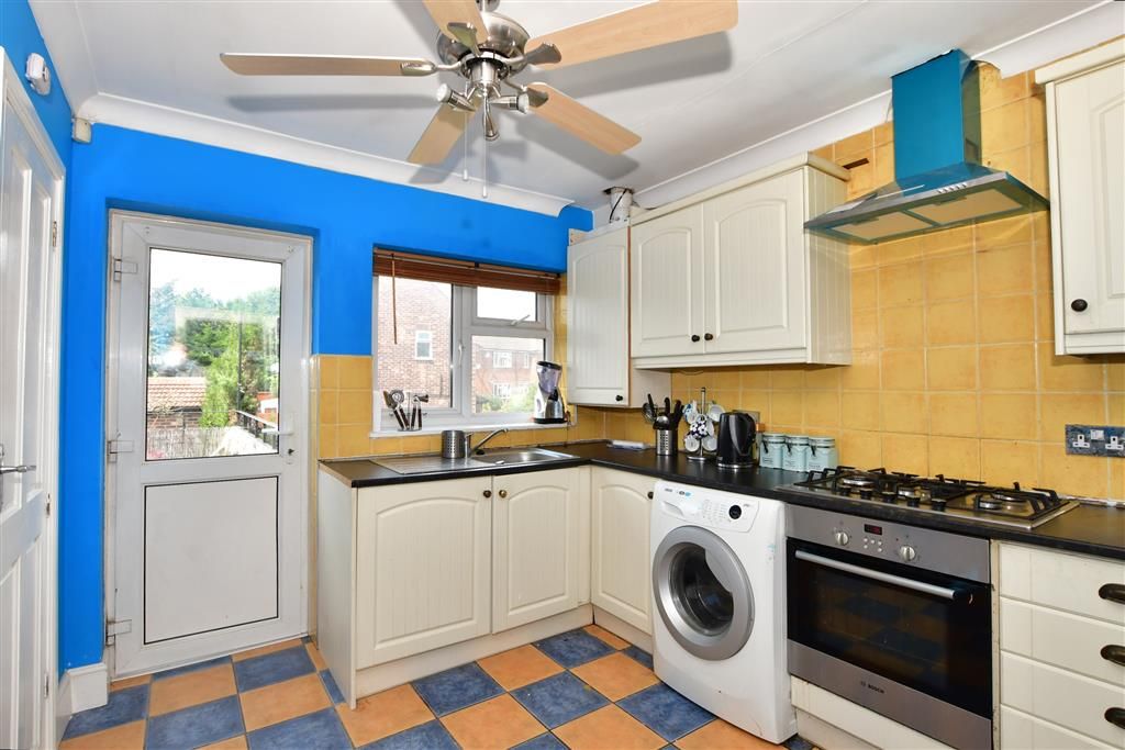 2 bed maisonette for sale in Finchingfield Avenue, Woodford Green, Essex IG8, £385,000