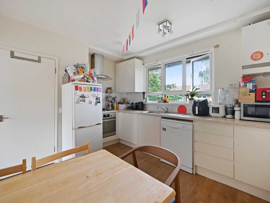 3 bed flat for sale in Heather Close, London SW8, £410,000