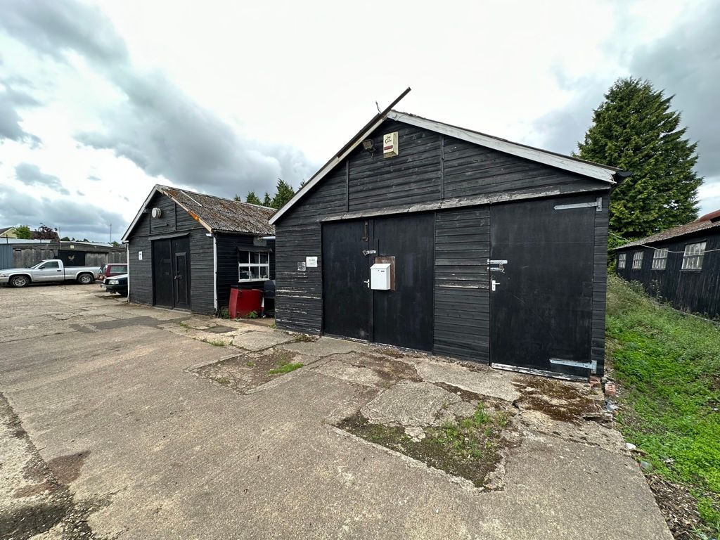 Light industrial to let in Units At Hollytree Farm, Lower Icknield Way, Great Kimble, Aylesbury, Buckinghamshire HP17, Non quoting