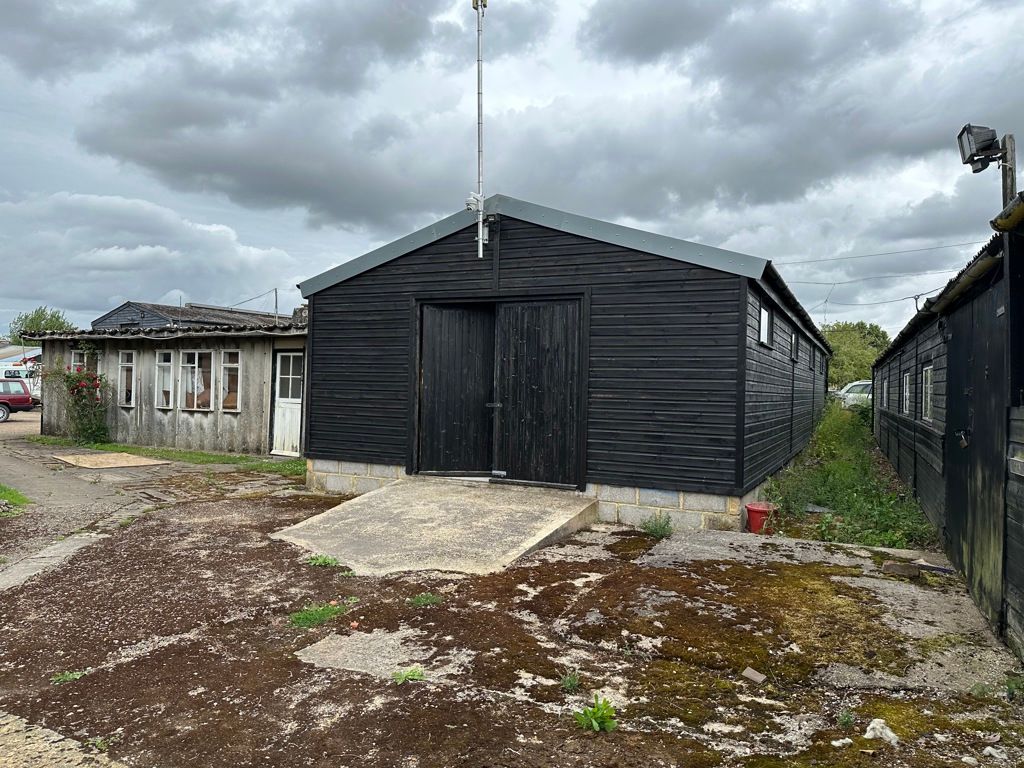 Light industrial to let in Units At Hollytree Farm, Lower Icknield Way, Great Kimble, Aylesbury, Buckinghamshire HP17, Non quoting