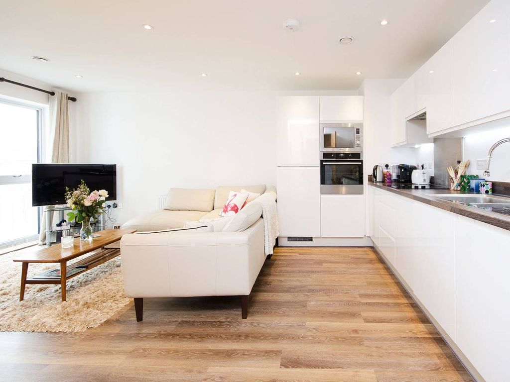 2 bed flat for sale in Station View, Guildford GU1, £450,000