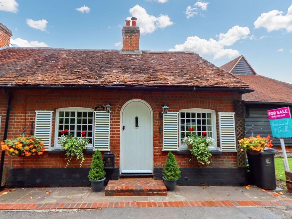 3 bed cottage for sale in Woodside, Thornwood CM16, £565,000