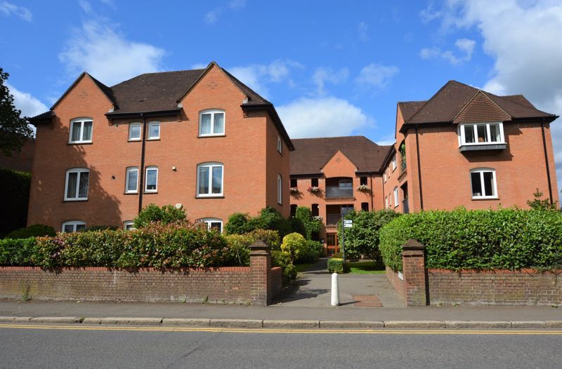 2 bed flat for sale in Reynolds Road, Beaconsfield HP9, £525,000