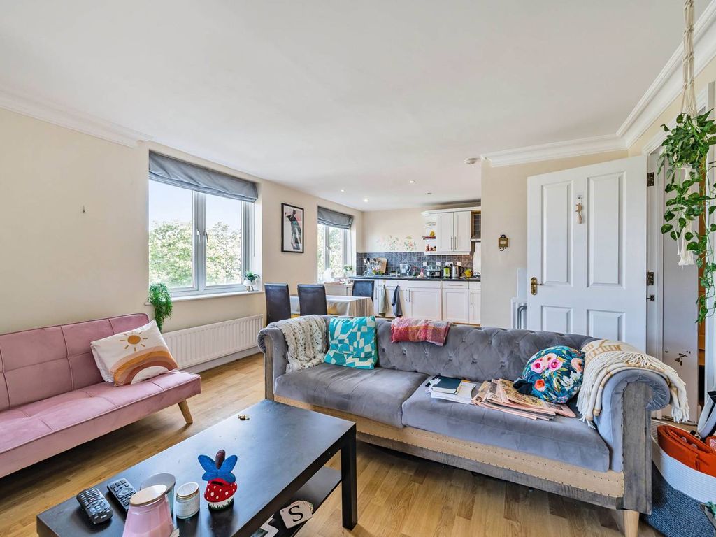 2 bed flat for sale in Willow Lodge, Clapham, Clapham, London SW4, £575,000