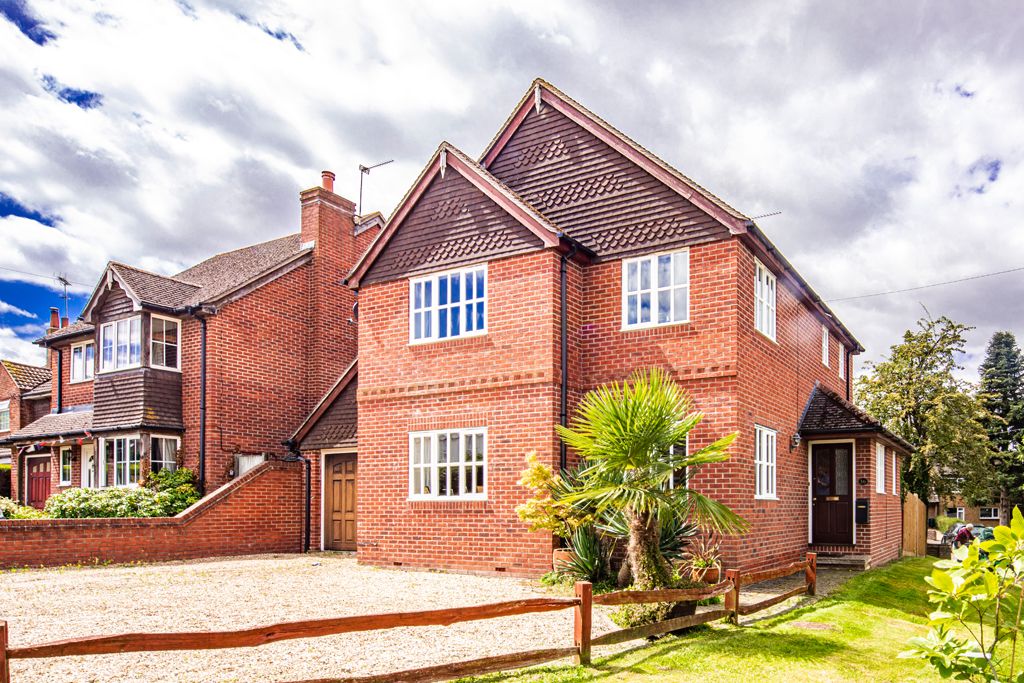 3 bed detached house for sale in 36 Whitehouse Road, Woodcote RG8, £595,000