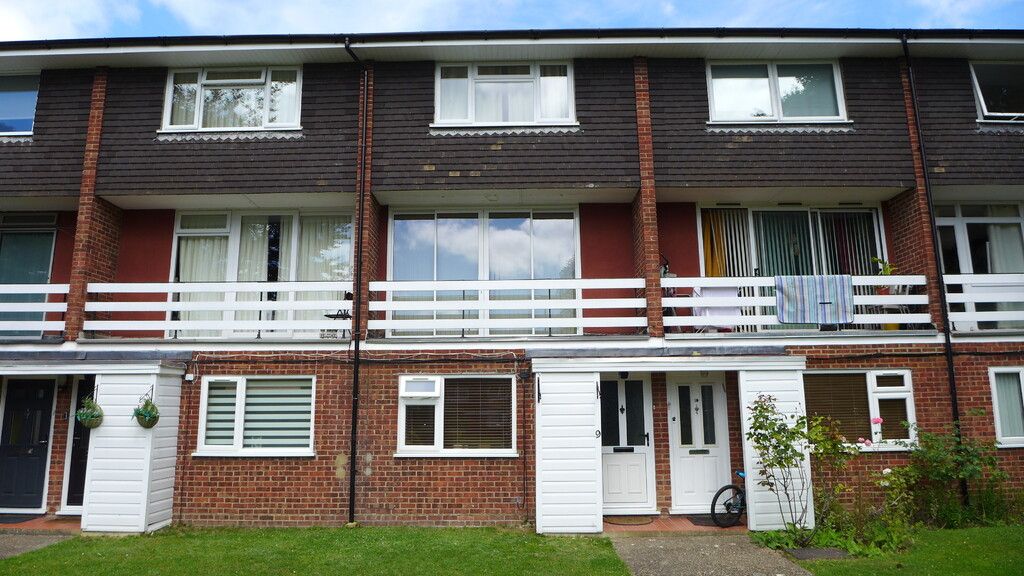 2 bed flat for sale in Knights Court, High Road, Bushey Heath WD23, £395,000