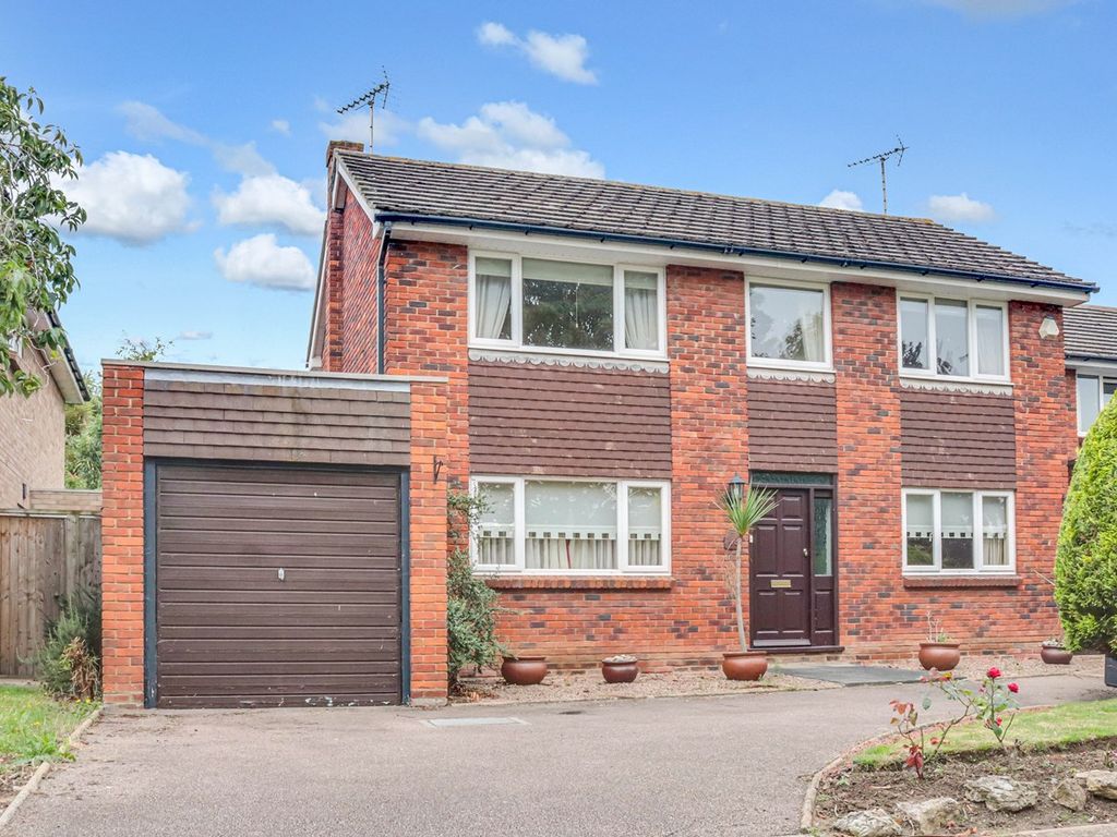 4 bed detached house for sale in Willingale Way, Thorpe Bay SS1, £649,995