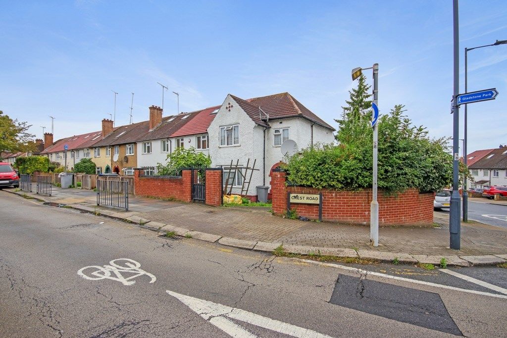 3 bed terraced house for sale in Crest Road, London NW2, £625,000