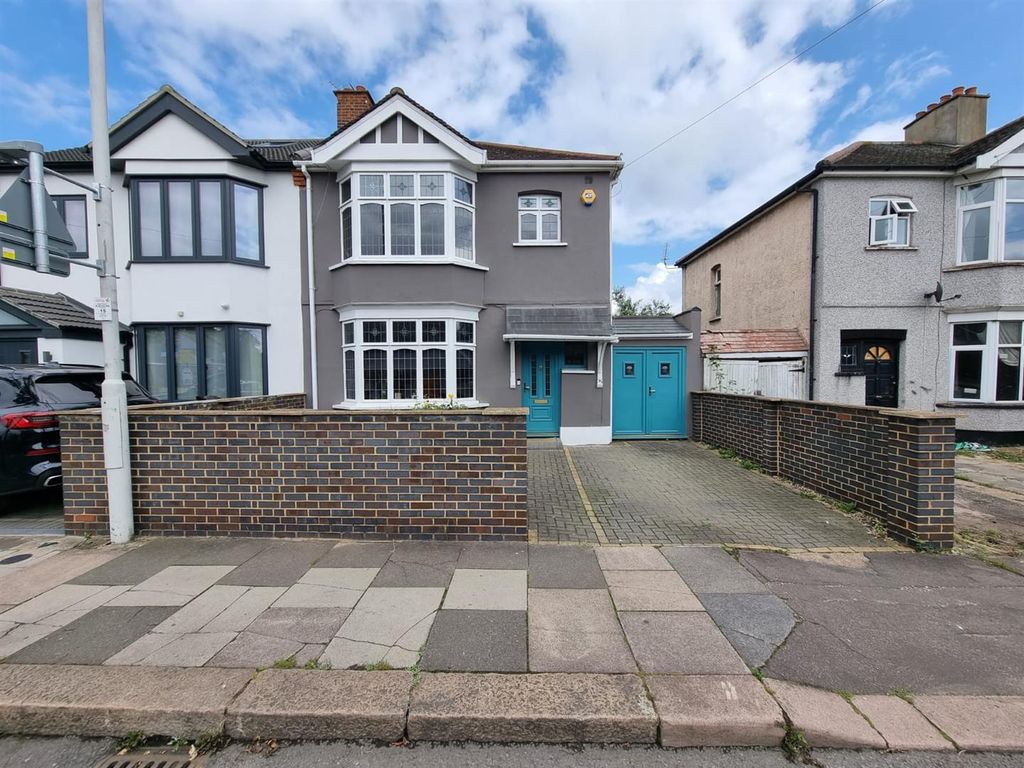 3 bed property for sale in Benton Road, Ilford IG1, £650,000
