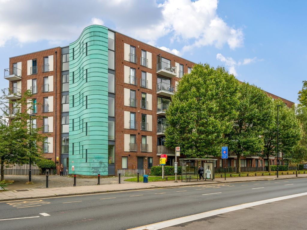 2 bed flat for sale in Evelyn Street, London SE8, £350,000