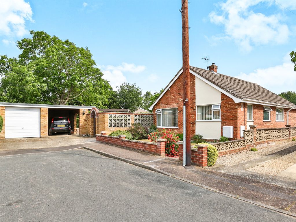 4 bed detached bungalow for sale in Hardesty Close, Poringland, Norwich NR14, £350,000