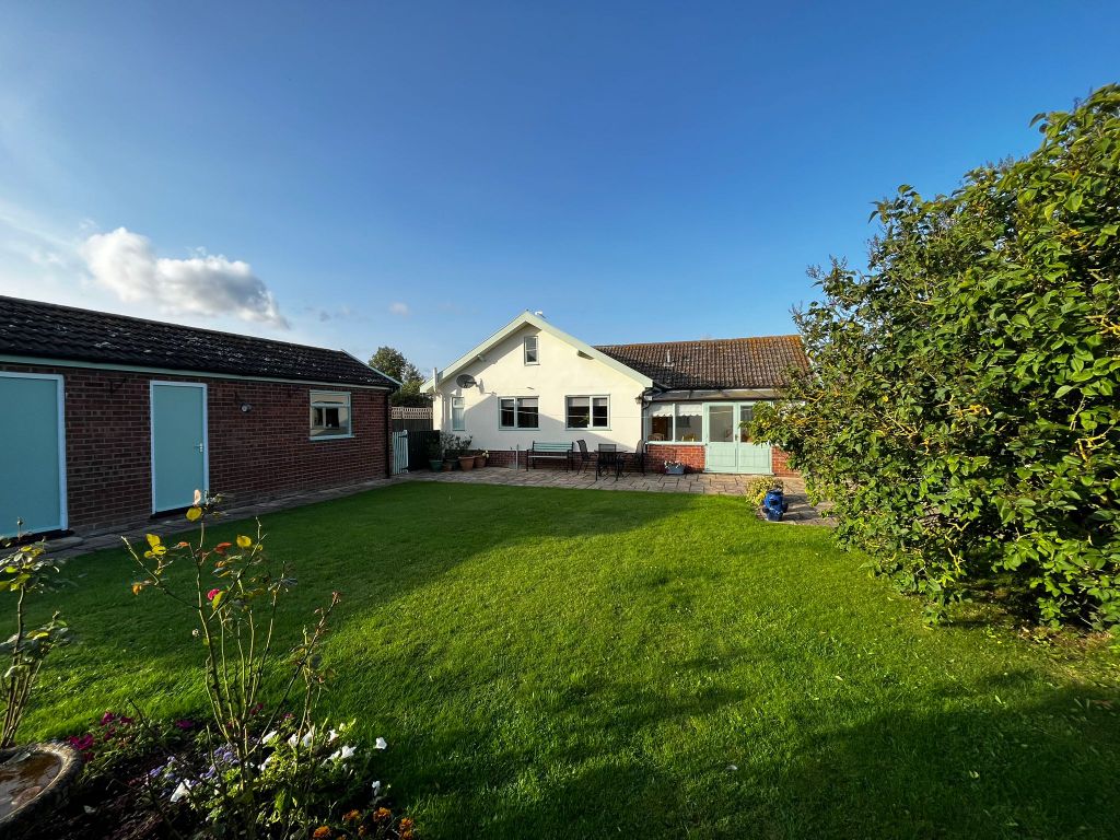 3 bed detached bungalow for sale in Harvey Lane, Dickleburgh, Diss IP21, £425,000