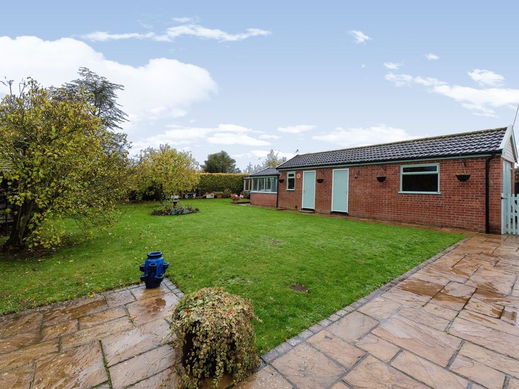 3 bed detached bungalow for sale in Harvey Lane, Dickleburgh, Diss IP21, £425,000