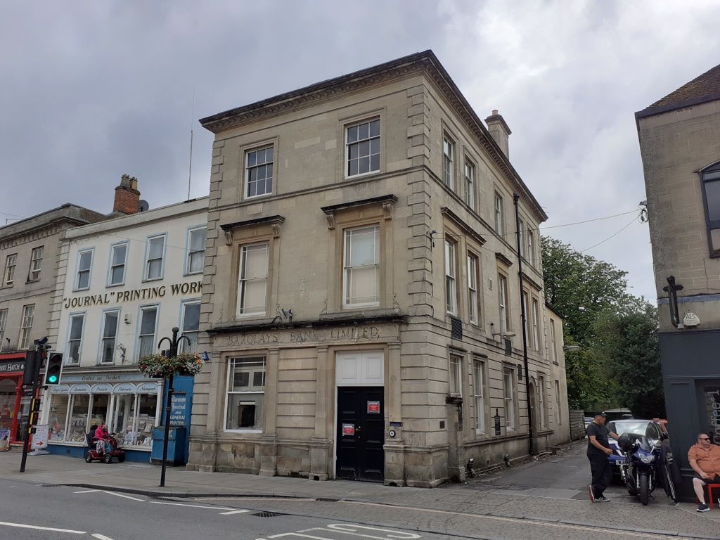 Retail premises to let in 32 Market Place, Warminster, Wiltshire BA12, £18,000 pa