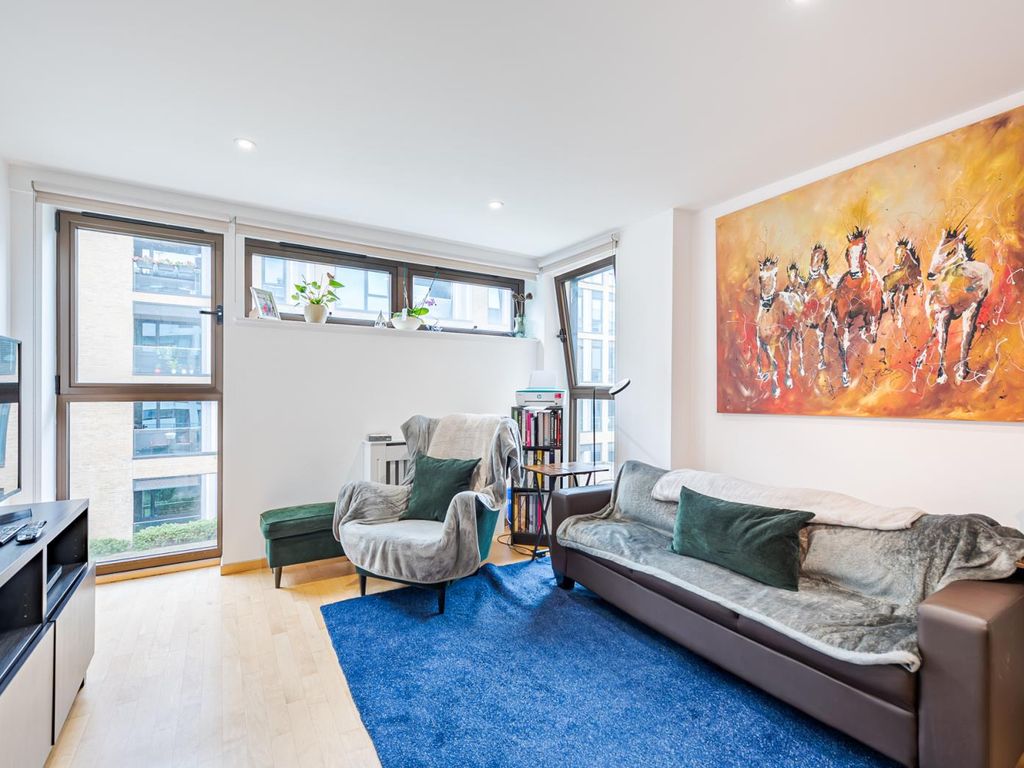 2 bed flat for sale in Petergate, London SW11, £450,000