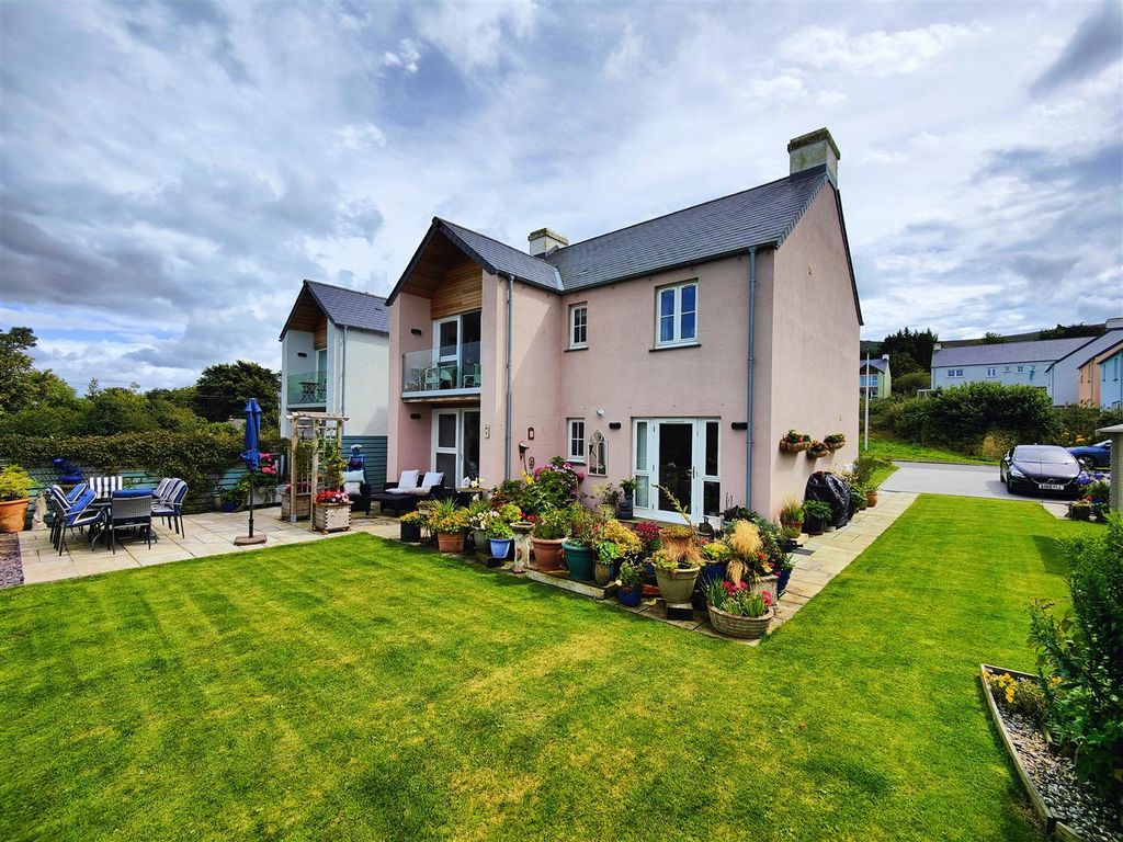 4 bed detached house for sale in Llain Yr Eglwys, Newport SA42, £499,950