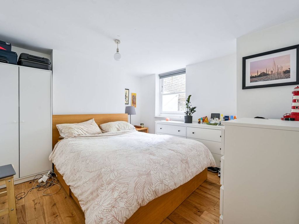1 bed flat for sale in Cephas Avenue, Stepney, London E1, £375,000