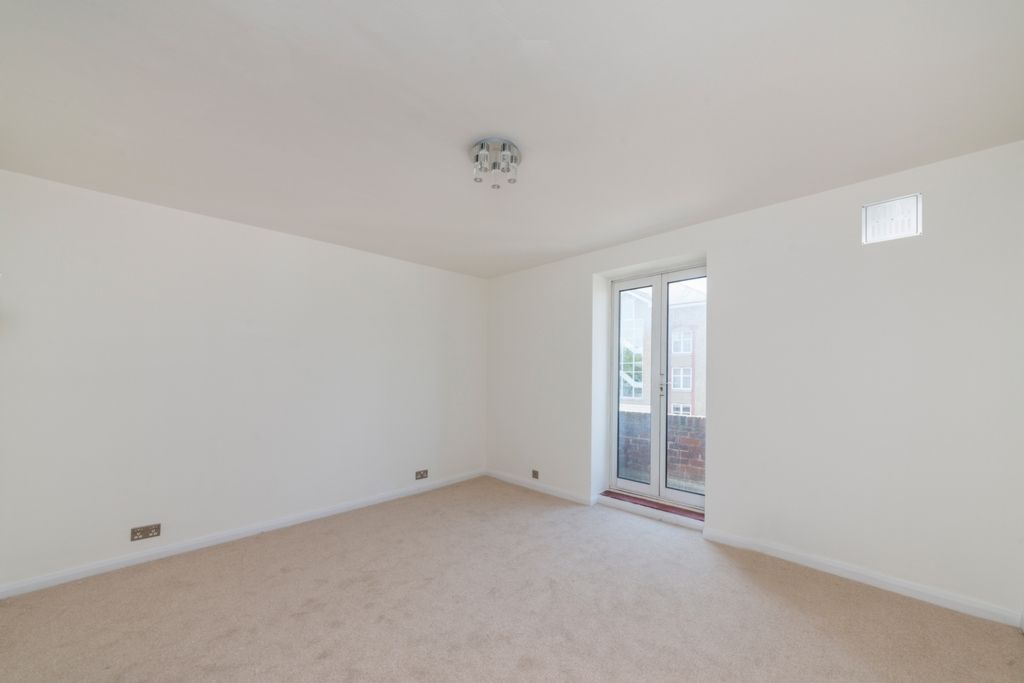 2 bed flat for sale in Millbrooke Court, Keswick Road, Putney SW15, £450,000