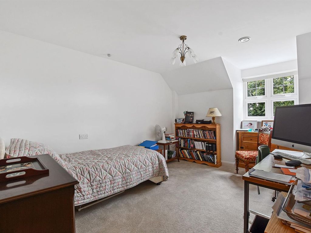 2 bed flat for sale in Marple Lane, Chalfont St. Peter, Gerrards Cross SL9, £485,000
