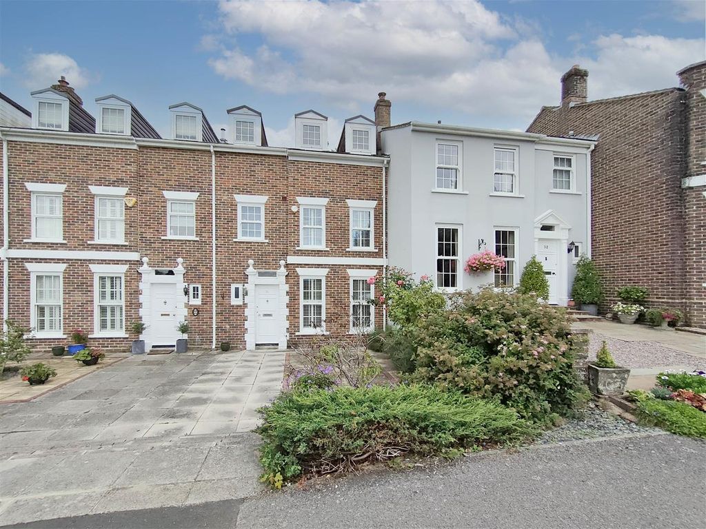 4 bed property for sale in Heathfield Park, Midhurst GU29, £525,000