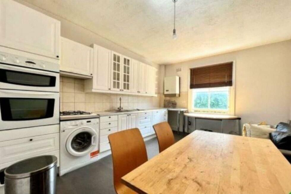 3 bed flat to rent in Archway Road, London N6, £2,700 pcm