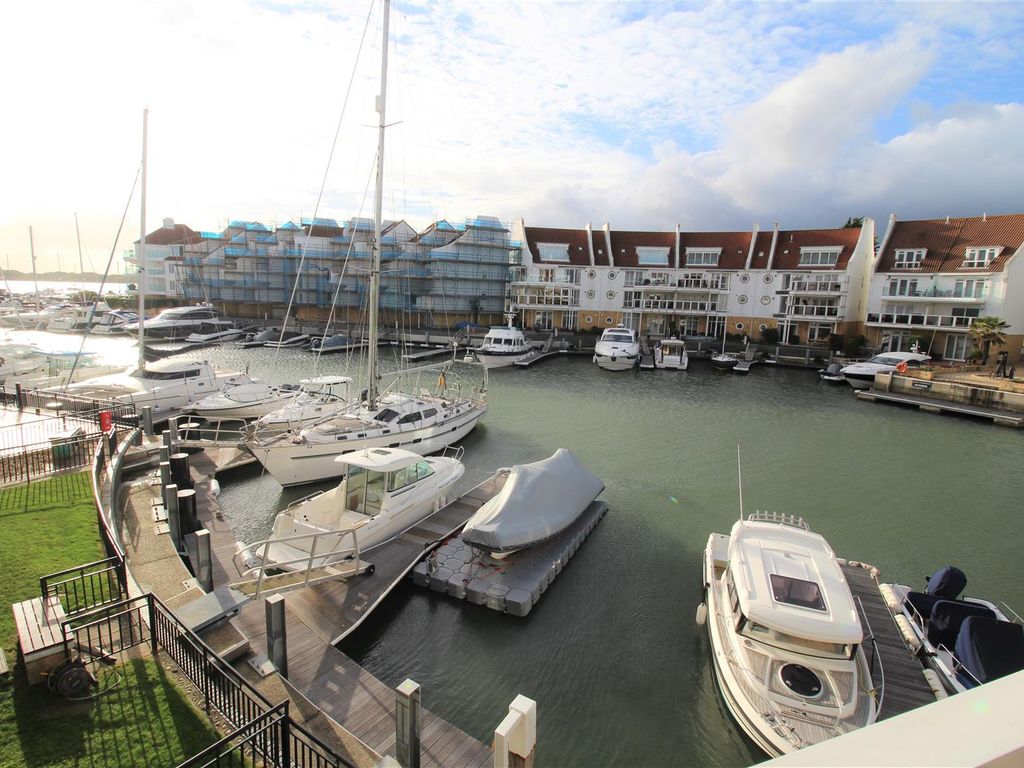 2 bed flat for sale in BH15, £495,000