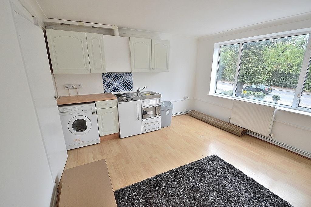 1 bed flat to rent in Studio Flat, Bramley Road, Oakwood, London N14, £1,000 pcm