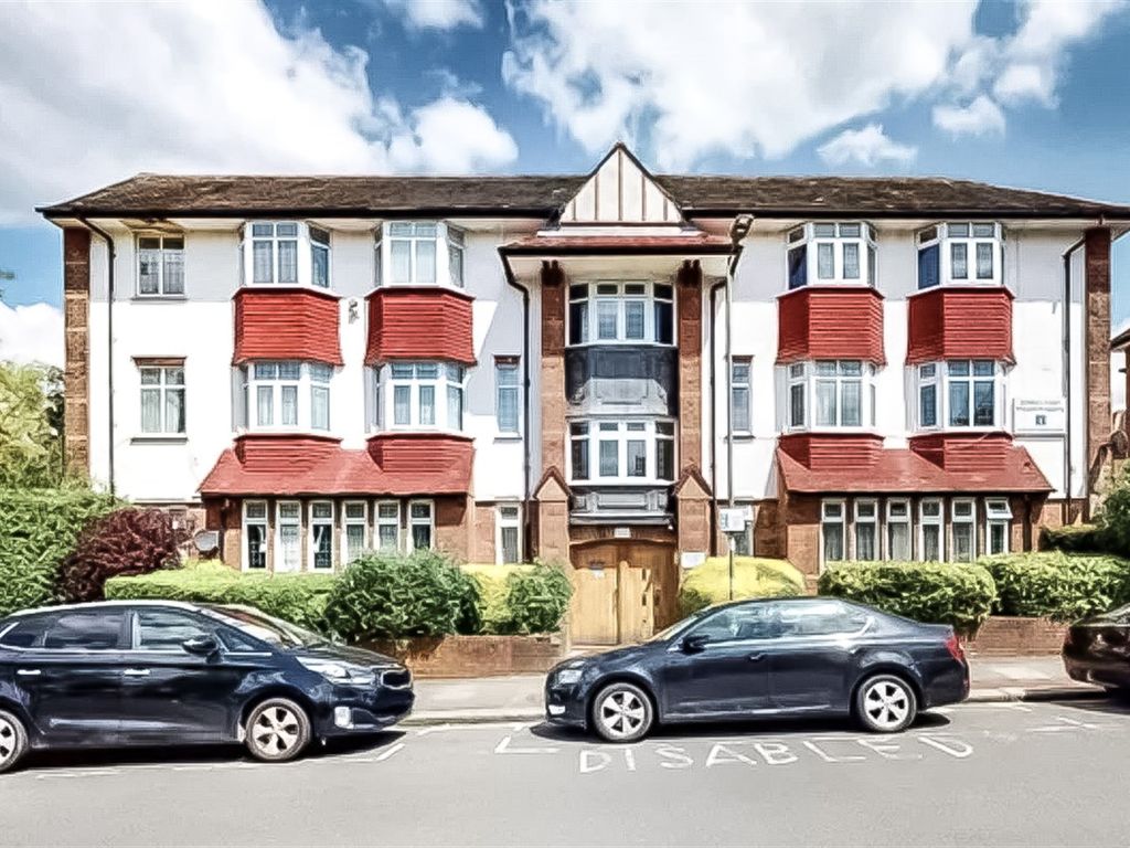 3 bed flat for sale in Woodstock Road, London NW11, £529,950